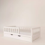 białe łóżko dziecięce z szufladą