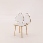 Białe krzesełko dla dziecka