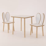 Biały stolik i krzesełka dla dzieci