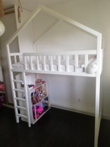 biała antresola domek