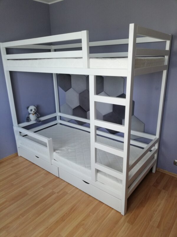 białe łóżko piętrowe dla dzieci wzdłużne elementy