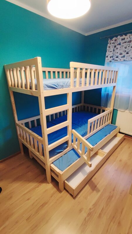 bezbarwne łóżko piętrowe dla dzieci z szufladą na materac i drzwiczkami