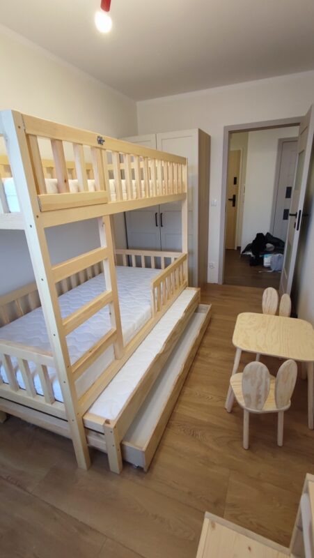 bezbarwne łóżko piętrowe dla dzieci na wymiar z szufladą na materac drzwiczkami i szufladami na pościel