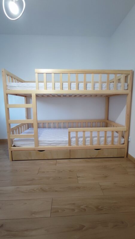 bezbarwne łóżko piętrowe dla dzieci