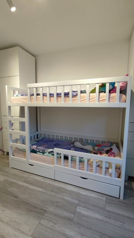 białe łóżko piętrowe dla dzieci