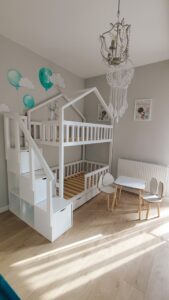 białe łóżko piętrowe dla dzieci domek ze schodkami