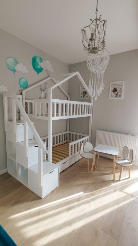 białe łóżko piętrowe dla dzieci domek ze schodkami