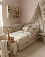 beżowe łóżko tapicerowane 04