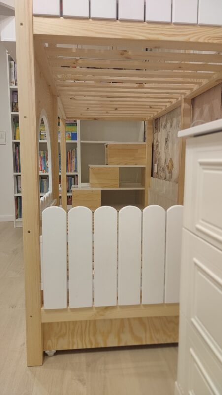 łóżko piętrowe jak z bajki schodki szufladki